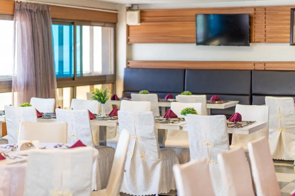 TV a/nebo společenská místnost v ubytování The Ole-Ken Hotel