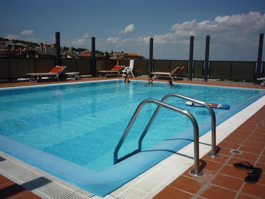 een zwembad op het dak van een gebouw bij Hotel Montecarlo in Chianciano Terme