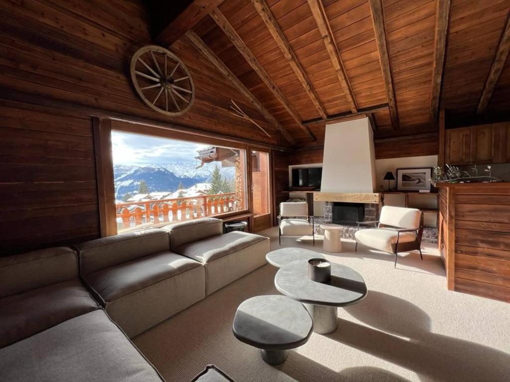 Posezení v ubytování Ski in Ski Out Superb Attic Apartment in Les Esserts