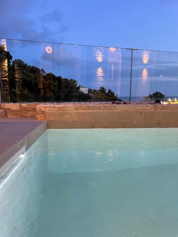 Bazén v ubytování Villa Vrachos luxury Living nebo v jeho okolí