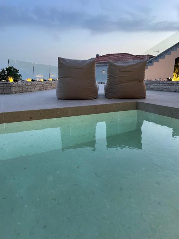 Bazén v ubytování Villa Vrachos luxury Living nebo v jeho okolí