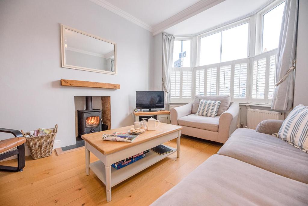 Pelican Cottage, Aldeburgh - Holiday Home