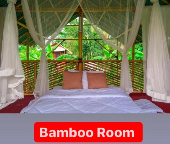 1 dormitorio con 1 cama en un cenador en Ancut Garden en Ubud