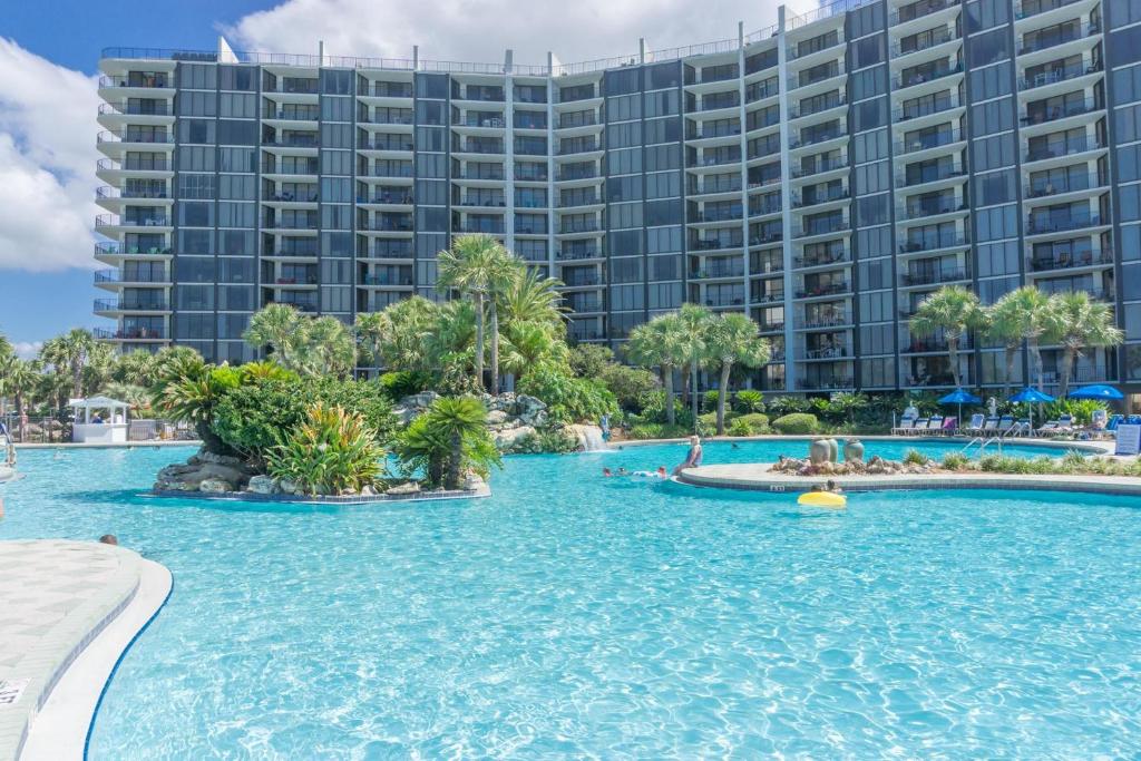 una piscina del complejo con un gran edificio en el fondo en Edgewater Beach Resort by Panhandle Getaways, en Panama City Beach