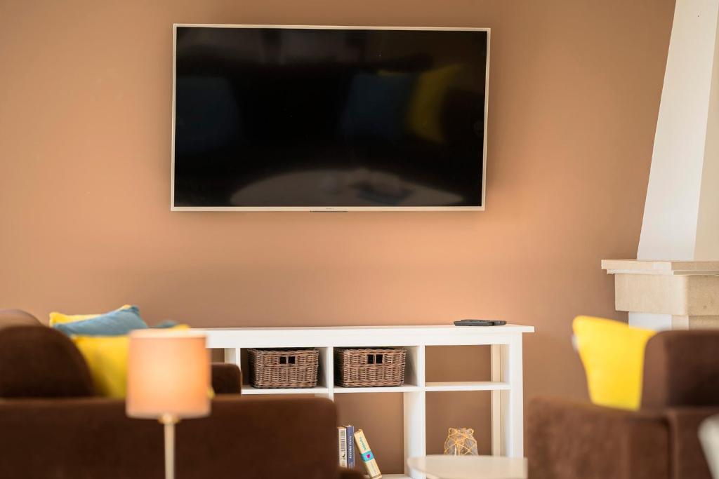 Televízia a/alebo spoločenská miestnosť v ubytovaní Hvaretta Villas
