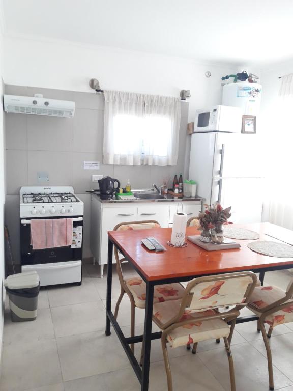 cocina con mesa y fogones en Departamento para 4 personas en Tandil en Tandil