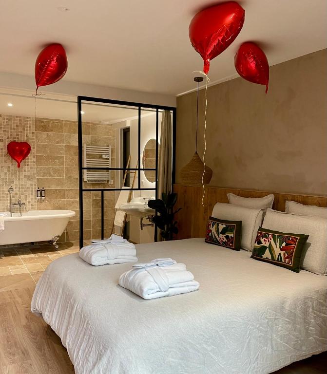 Posteľ alebo postele v izbe v ubytovaní Madame Imagine, Lodges & SPA Epinal