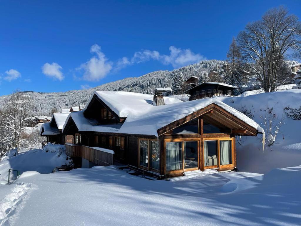ein Haus mit Schnee auf dem Dach in der Unterkunft Beautiful 5-bed chalet in Les Carroz d'Araches in Les Carroz d'Araches