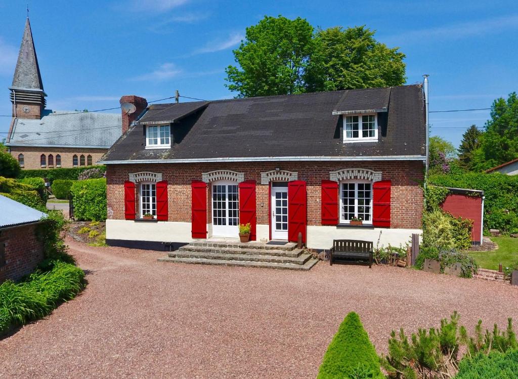 uma casa vermelha e branca com uma igreja em Chavasse House, Chavasse Farm, Somme em Hardecourt-aux-Bois