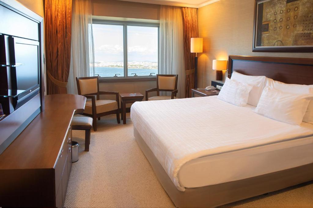 Postel nebo postele na pokoji v ubytování Kolin Hotel Spa & Convention Center