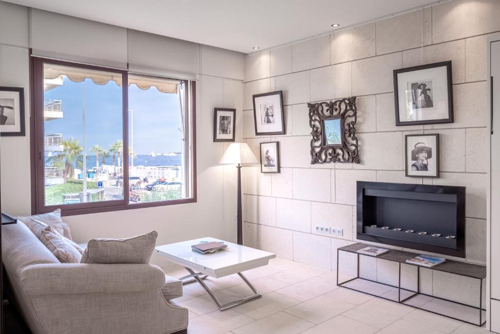 un salon avec un canapé et une télévision dans l'établissement 