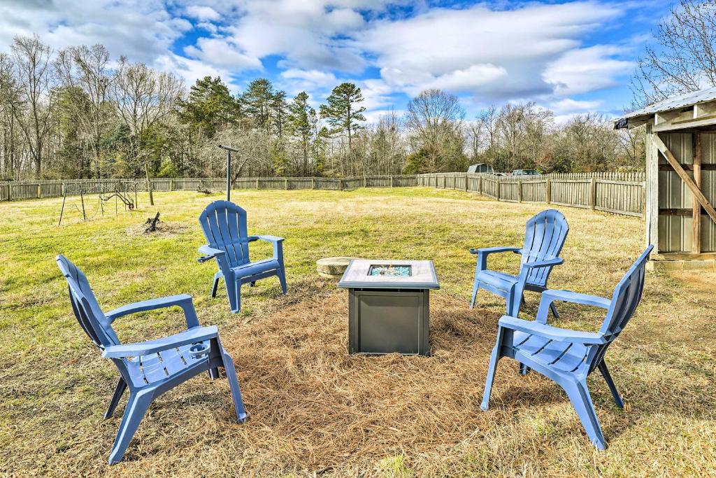 tres sillas azules y una mesa en un patio en Pet-Friendly Greensboro Vacation Rental!, en Greensboro
