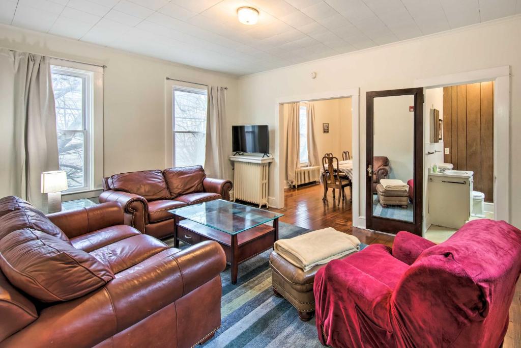 Μια τηλεόραση ή/και κέντρο ψυχαγωγίας στο Roomy Lancaster Home Walk to Dtwn and Hospital