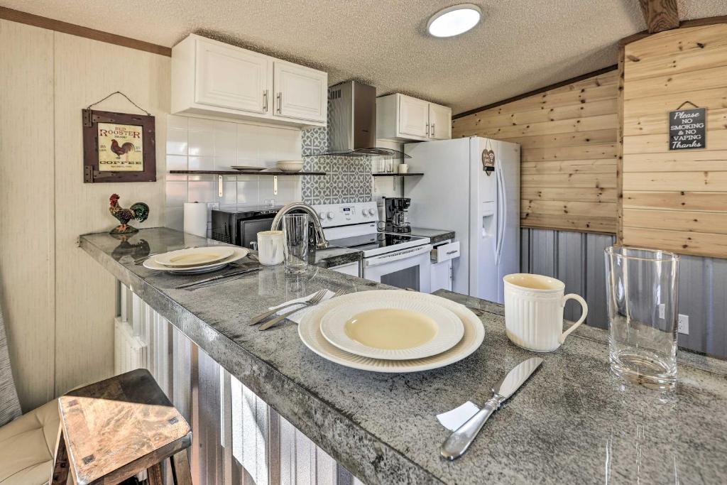 een keuken met een aanrecht met borden erop bij Ocala Vacation Rental on 14-Acre Working Farm in Ocala