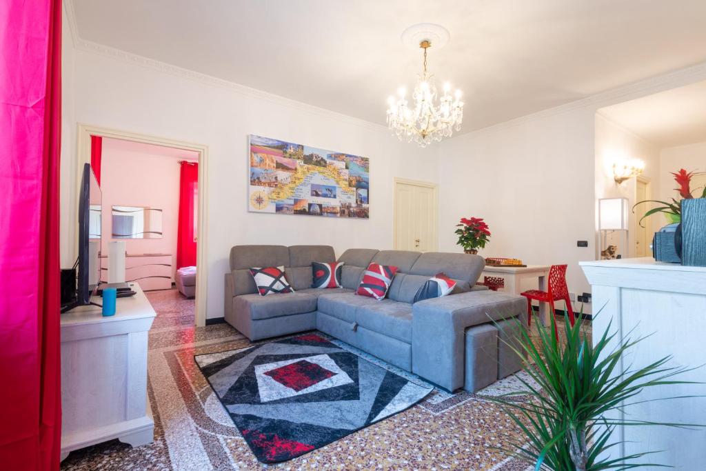 een woonkamer met een bank en een tafel bij Waterfront House in Genua