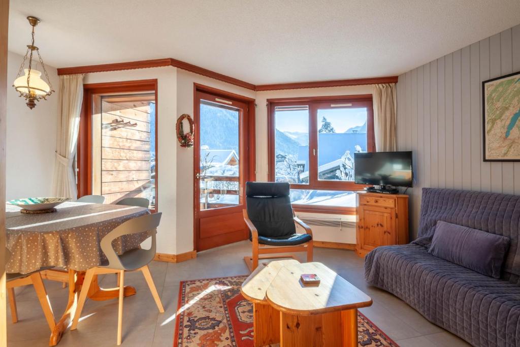 un salon avec un canapé et une table dans l'établissement PICARON A5, à Morzine