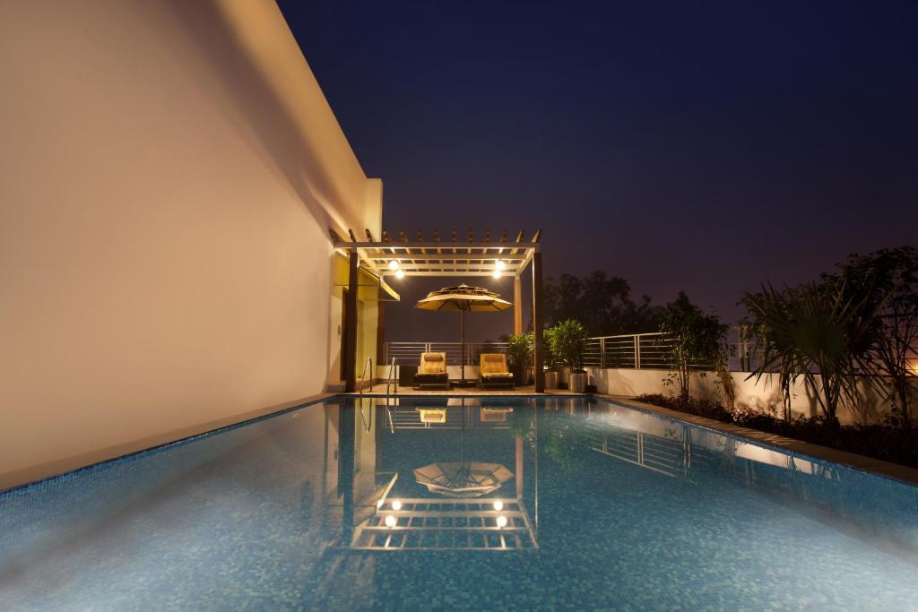 Bazén v ubytování Lemon Tree Hotel Chennai nebo v jeho okolí