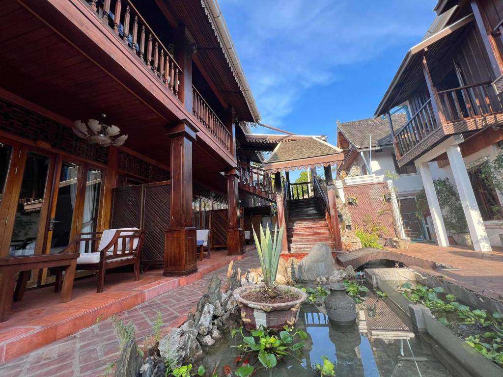 une cour d'une maison avec une plante en pot dans l'établissement Chaluenxay Boutique hotel, à Luang Prabang