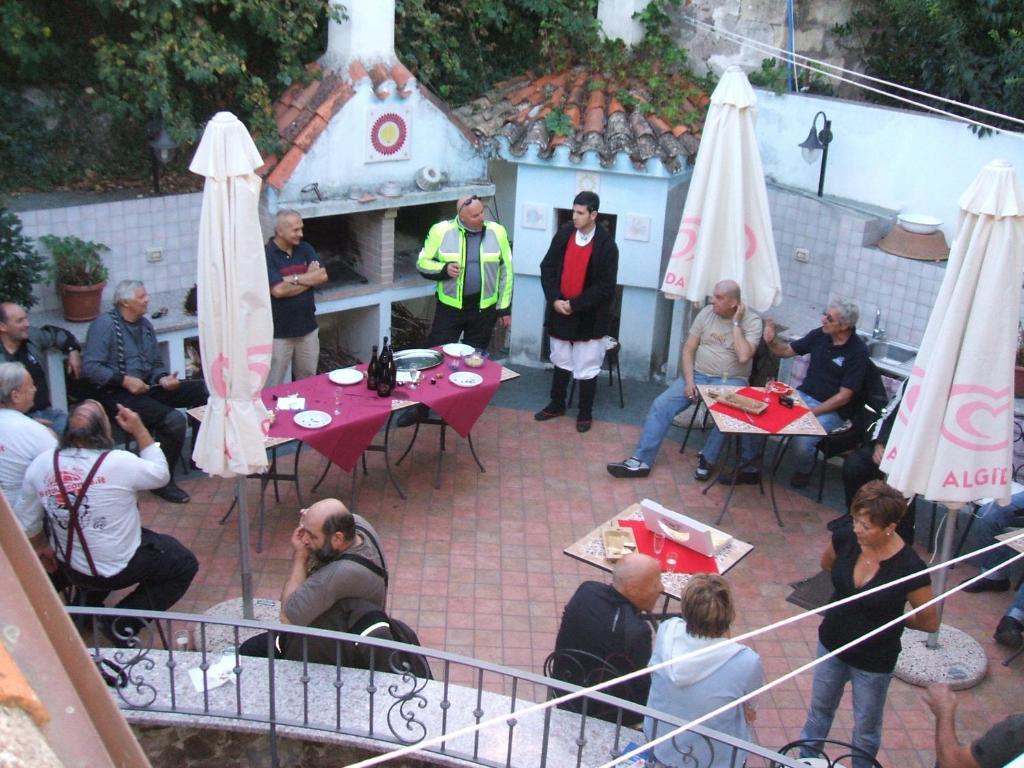Hostia v ubytovaní Su Ghindalu Guesthouse
