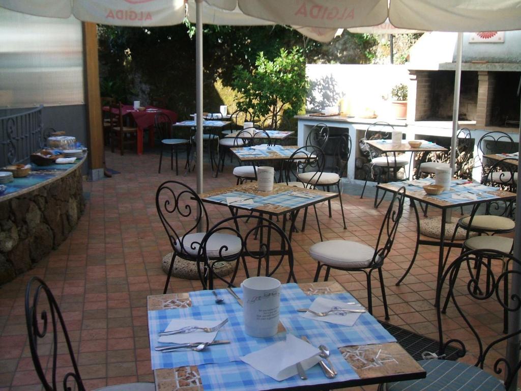 Reštaurácia alebo iné gastronomické zariadenie v ubytovaní Su Ghindalu Guesthouse