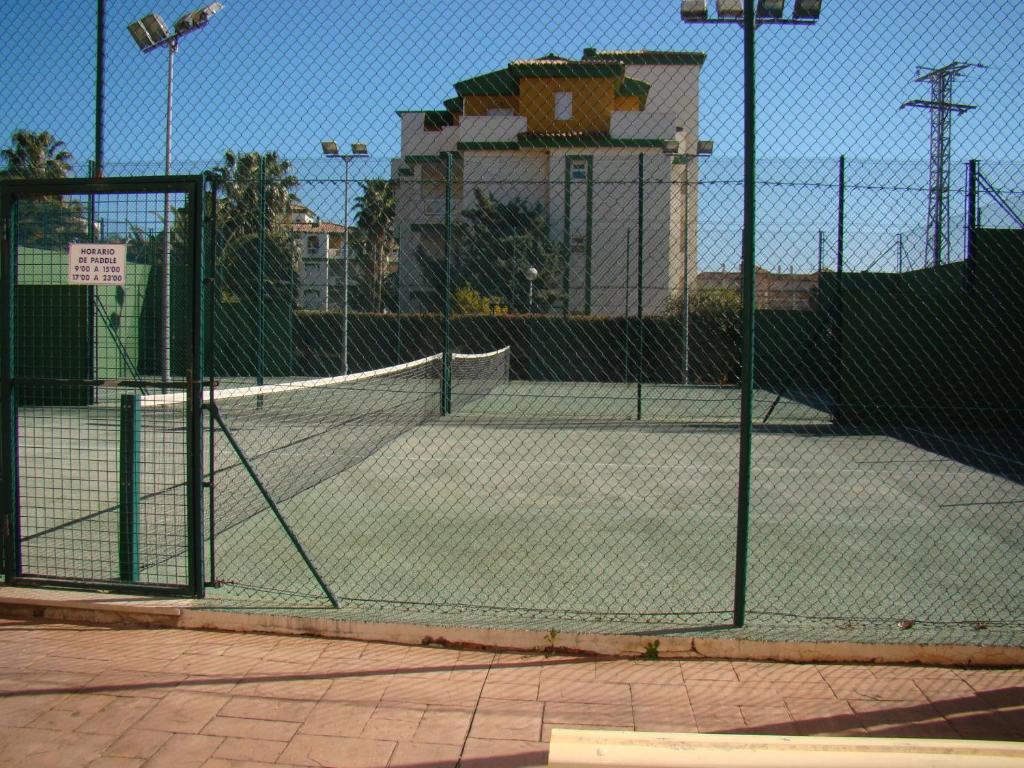 Tenis alebo squash v ubytovaní Aquamarina - Serviden alebo jeho okolí