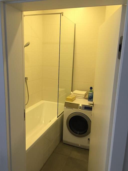 NEW Apartment - 10 min DOWNTOWN - 11