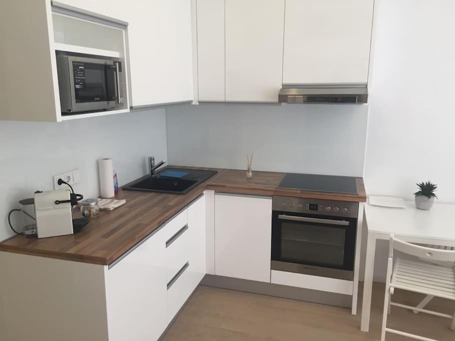 NEW Apartment - 10 min DOWNTOWN - 12