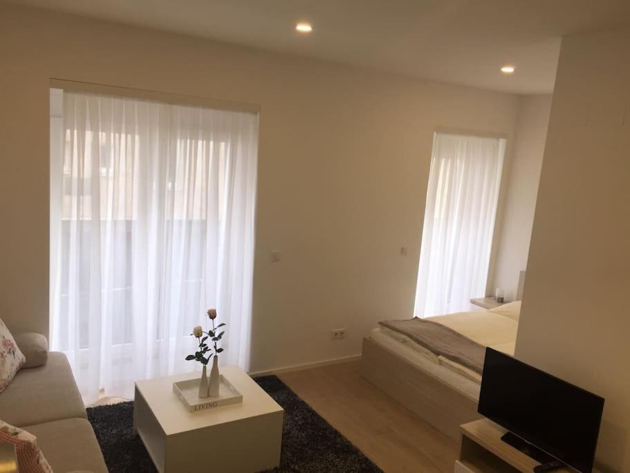 NEW Apartment - 10 min DOWNTOWN - 13