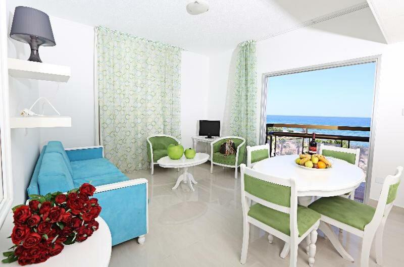 Зона вітальні в Marlita Beach Hotel Apartments