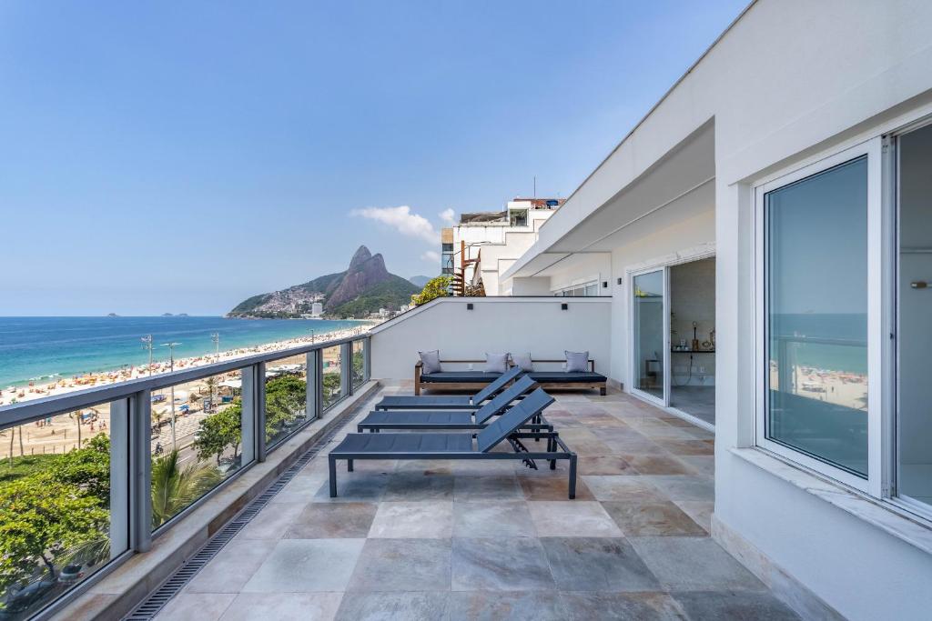uma varanda com vista para a praia e para o oceano em Cobertura com vista para praia de Ipanema - VSC2 Z1 no Rio de Janeiro