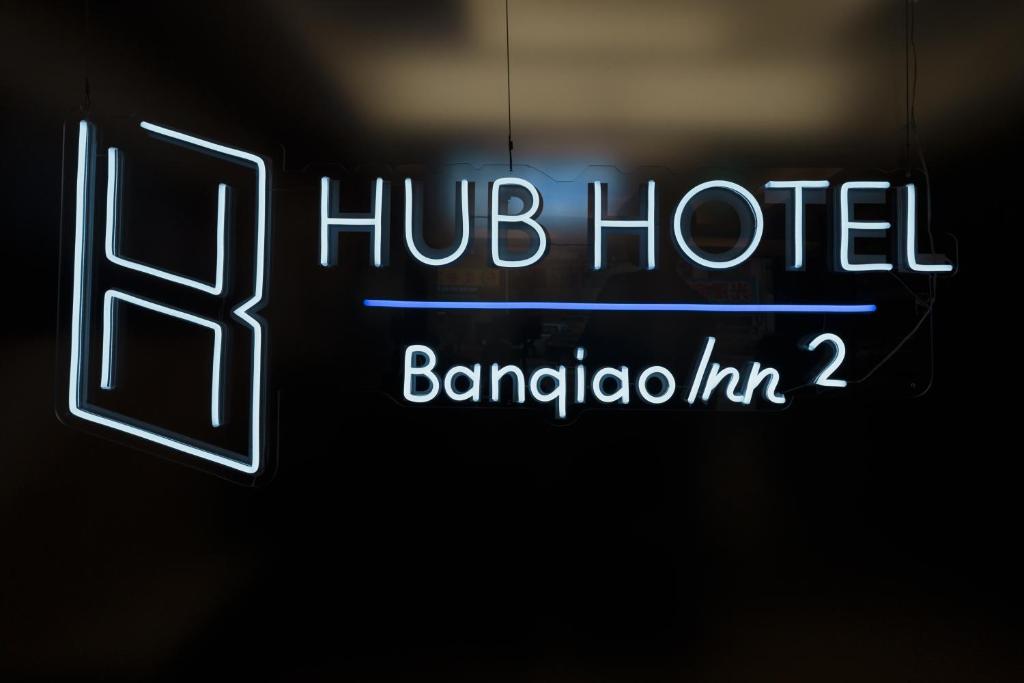um sinal que diz Huff Hotel Barcelona em Hubhotel Benqiao Inn Far Eastern Branch em Taipei