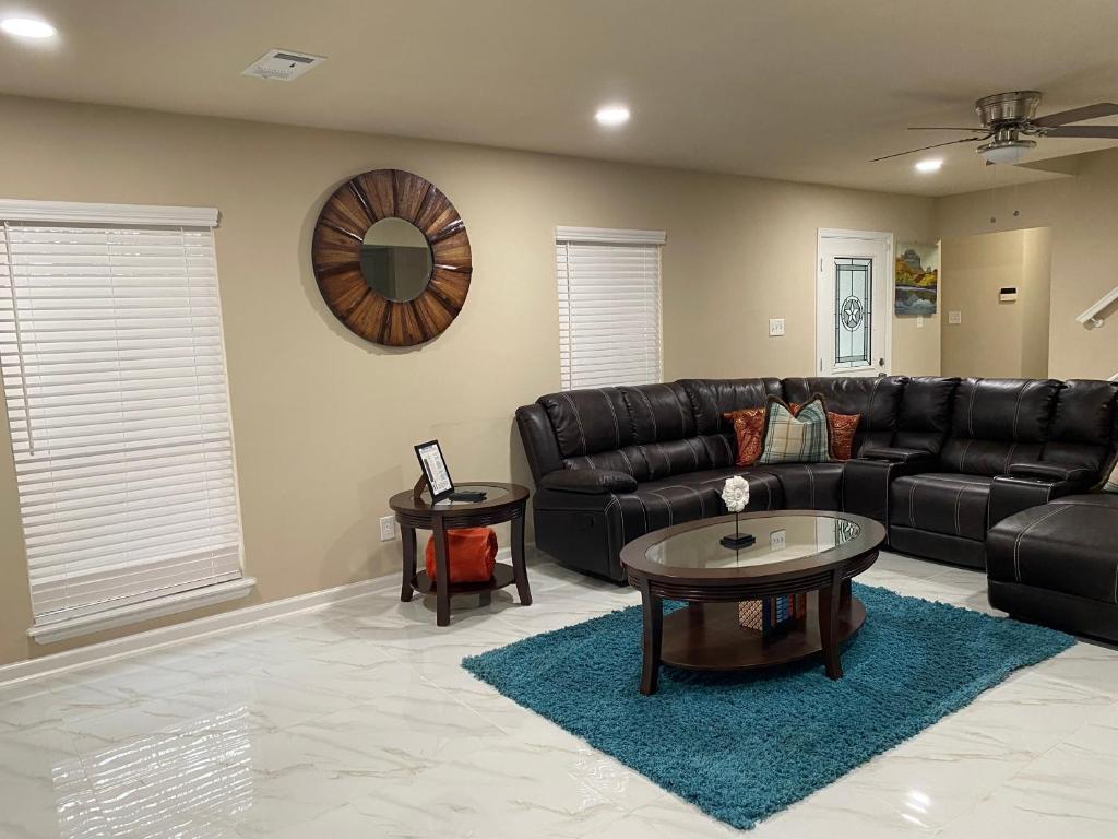sala de estar con sofá de cuero y mesa en Stunning Family Home in North Houston!!! - Briar Creek en Spring