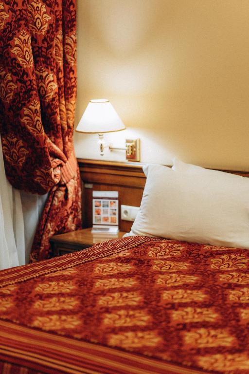 Postel nebo postele na pokoji v ubytování Hotel Bristol