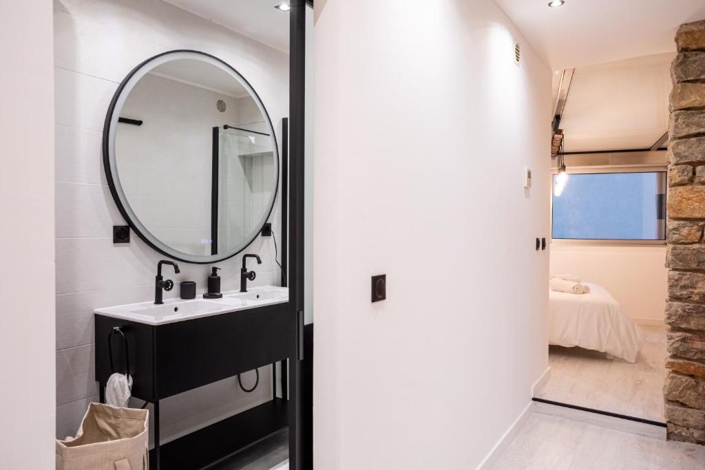 Łazienka w obiekcie " Art Loft d'Exception " au Cœur de Cannes - 90m de Design et de Confort