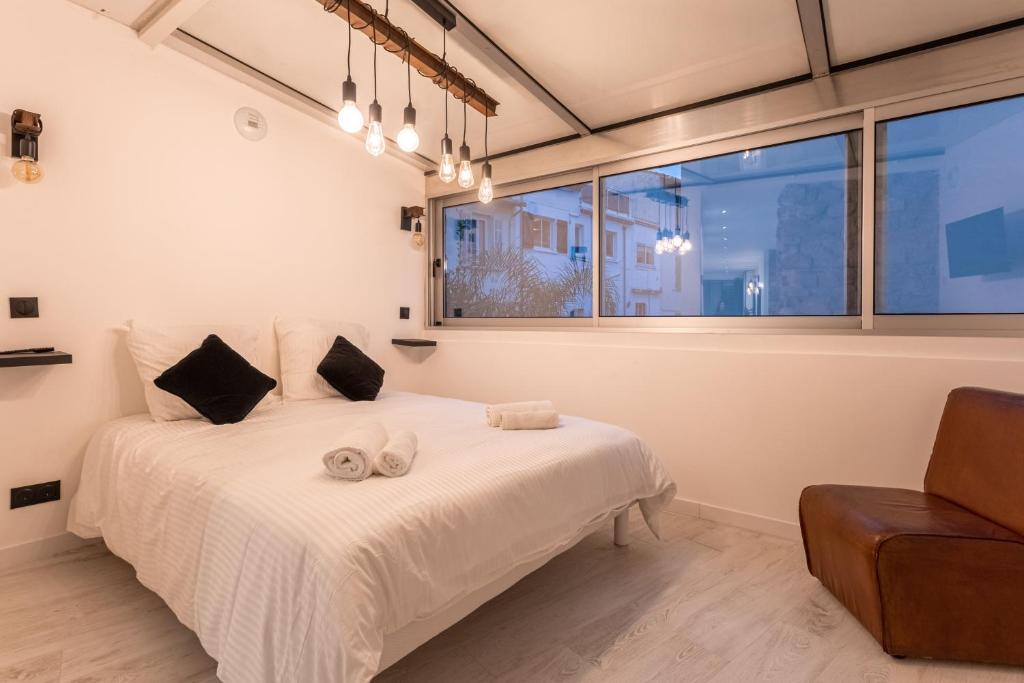 Łóżko lub łóżka w pokoju w obiekcie " Art Loft d'Exception " au Cœur de Cannes - 90m de Design et de Confort