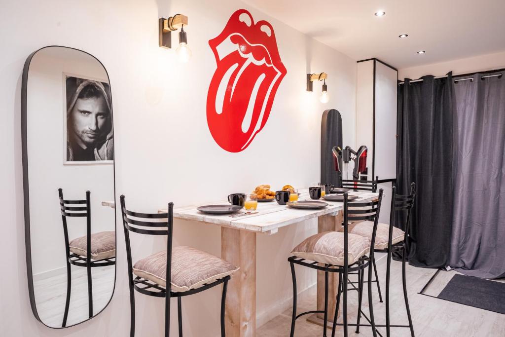 Zdjęcie z galerii obiektu " Art Loft d'Exception " au Cœur de Cannes - 90m de Design et de Confort w Cannes