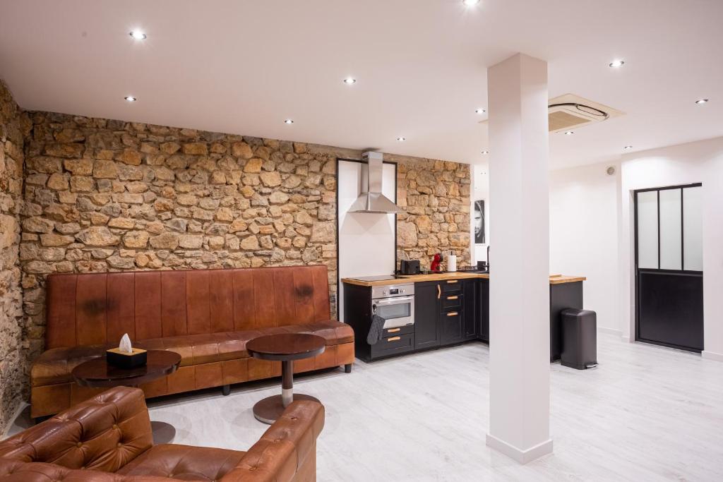 Kuchnia lub aneks kuchenny w obiekcie " Art Loft d'Exception " au Cœur de Cannes - 90m de Design et de Confort