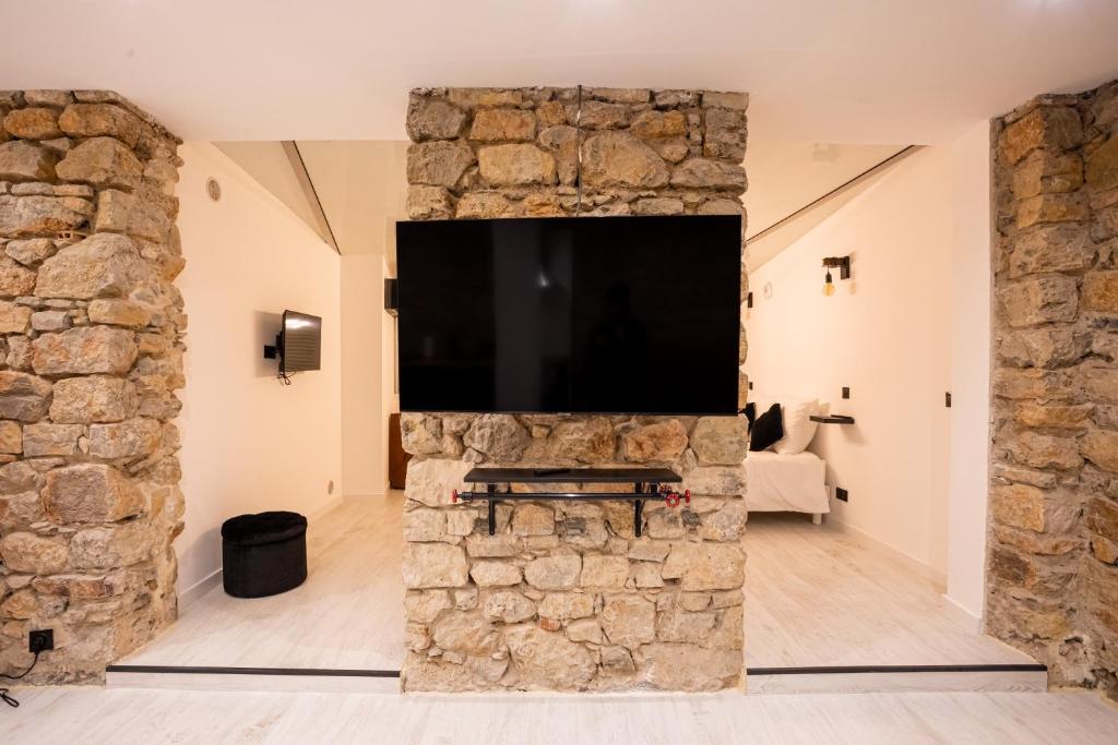 Telewizja i/lub zestaw kina domowego w obiekcie " Art Loft d'Exception " au Cœur de Cannes - 90m de Design et de Confort