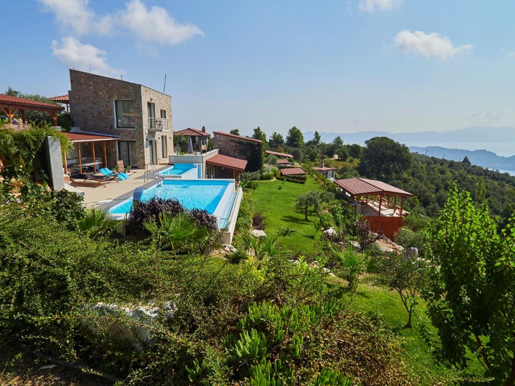 Bazén v ubytování Sky Sea Resort & Villas nebo v jeho okolí