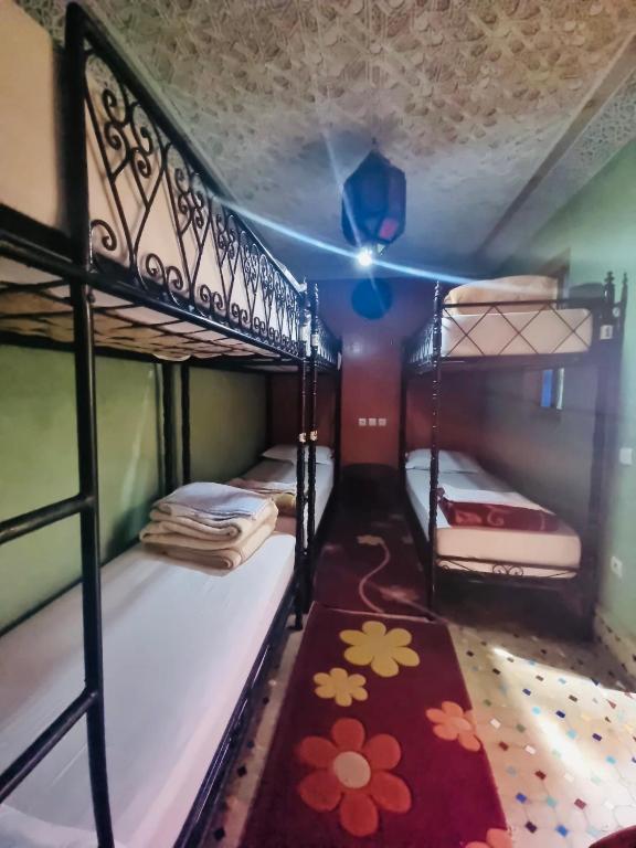 Postel nebo postele na pokoji v ubytování Riad Jennah Rouge