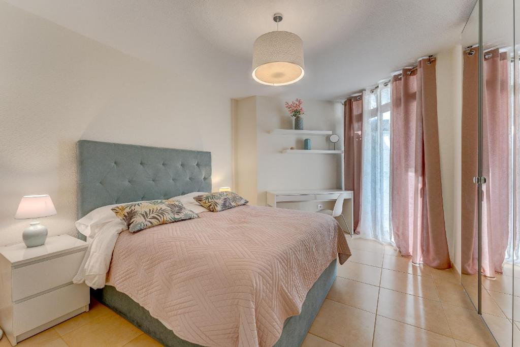 Katil atau katil-katil dalam bilik di Charming two bedroom apartment in Los Cristianos