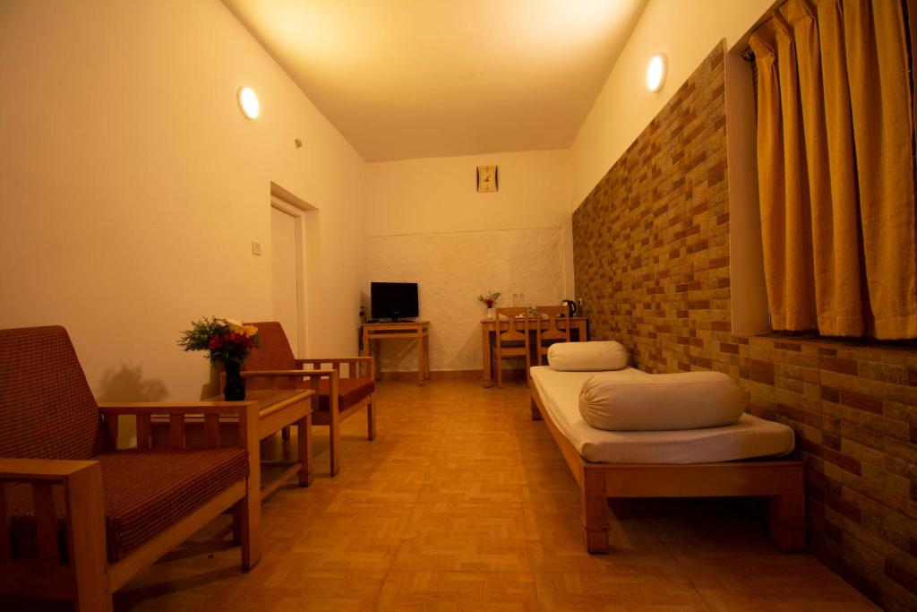 TV a/nebo společenská místnost v ubytování Kodai Resort Hotel, Kodaikanal