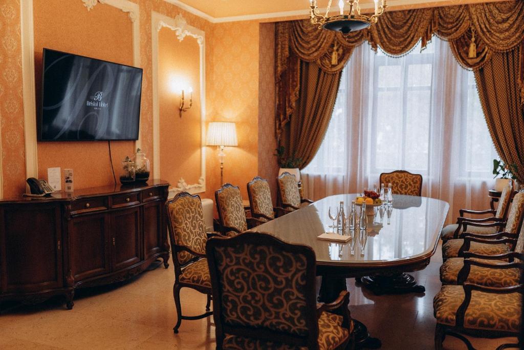 TV a/nebo společenská místnost v ubytování Hotel Bristol