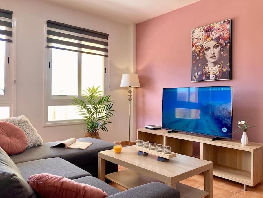 Televízia a/alebo spoločenská miestnosť v ubytovaní Precioso apto 4 pers, 2 piscinas, fibra óptica