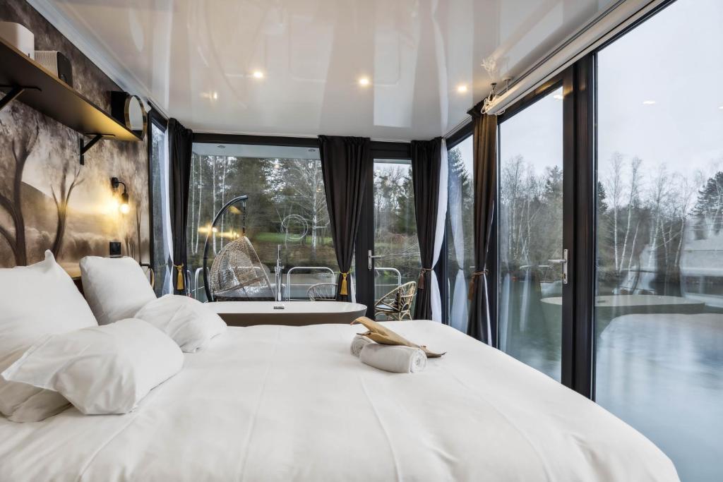 Posteľ alebo postele v izbe v ubytovaní L'Escale Royale Saint-Fargeau-Ponthierry - Seine - Melun