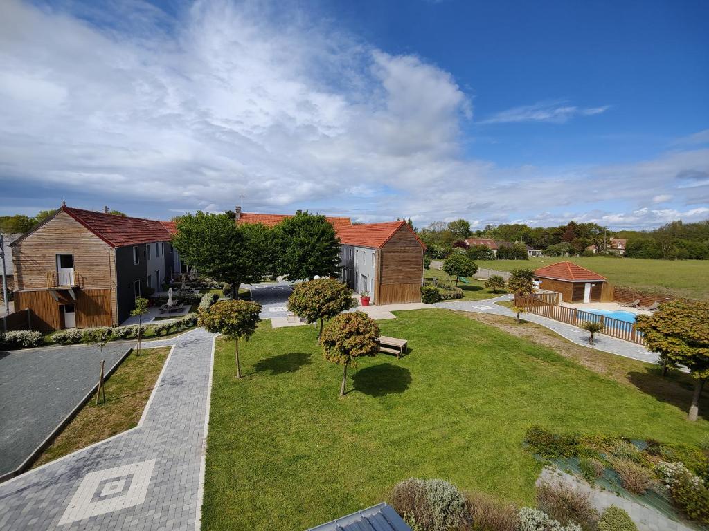 una vista aérea de una casa con patio en Le Village du Phare, en Gouville-sur-Mer