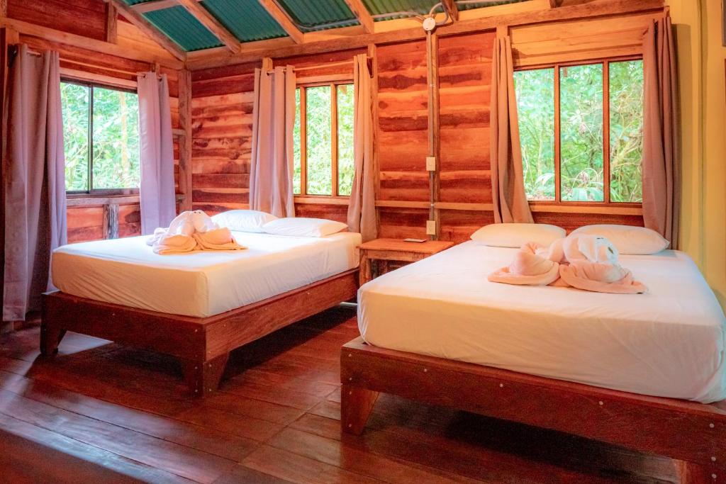 Postel nebo postele na pokoji v ubytování La Tigra Rainforest Lodge