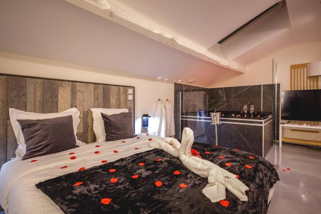 Un dormitorio con una cama grande con flores. en My Lovenest, en Châtillon-sur-Chalaronne