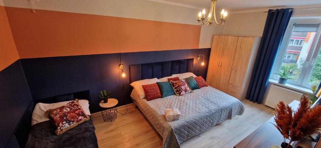 1 dormitorio con 1 cama y 1 sofá en Lake Room Ełk en Ełk