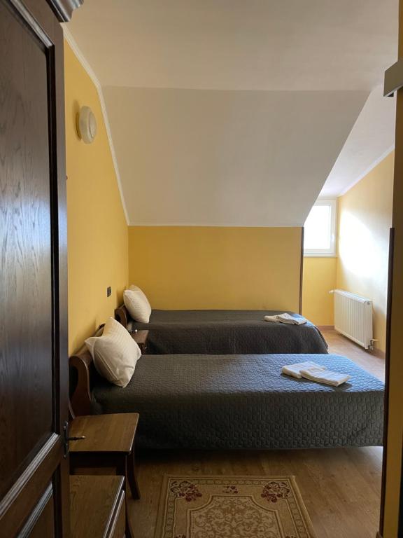 Postel nebo postele na pokoji v ubytování Pensiune Restaurant ROUTE60